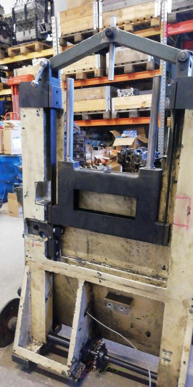 Widok boczny podpory rolkowej, pokazujący stan rolek.