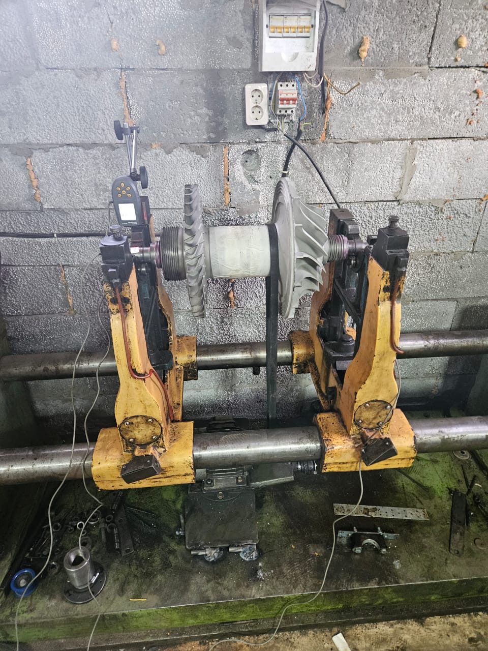 Zmodernizowana wyważarka z Balanset-1A OEM podczas pracy nad wirnikiem.
