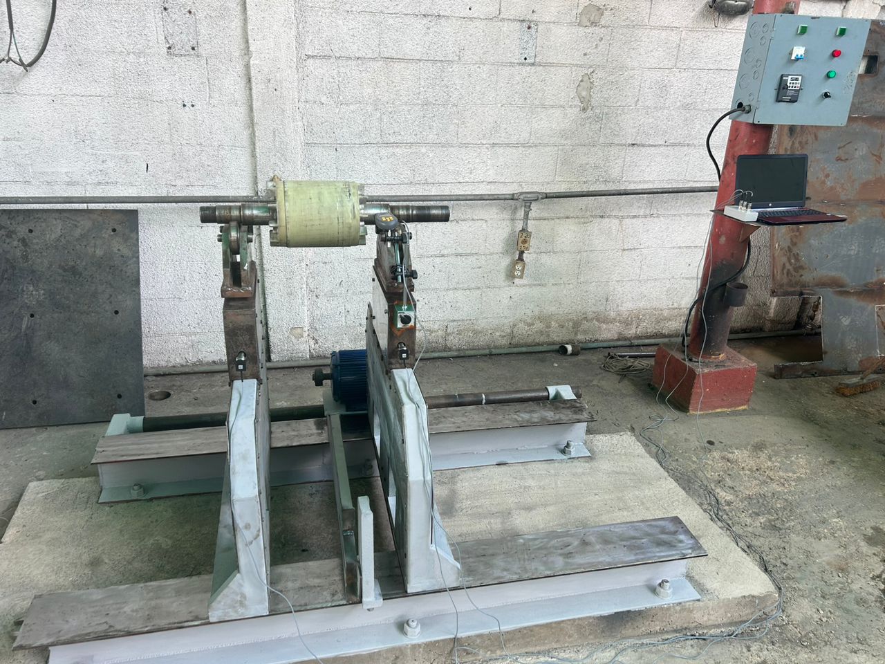 Inny widok zmodernizowanego stojaka wyważającego turbinę gazową.