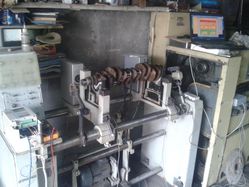 Zbliżenie na integrację Balanset-1A OEM ze sterowaniem starej wyważarki.